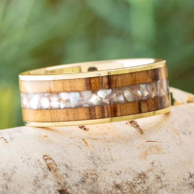 Men's Pearl and Wood Wedding Band in Yellow Gold