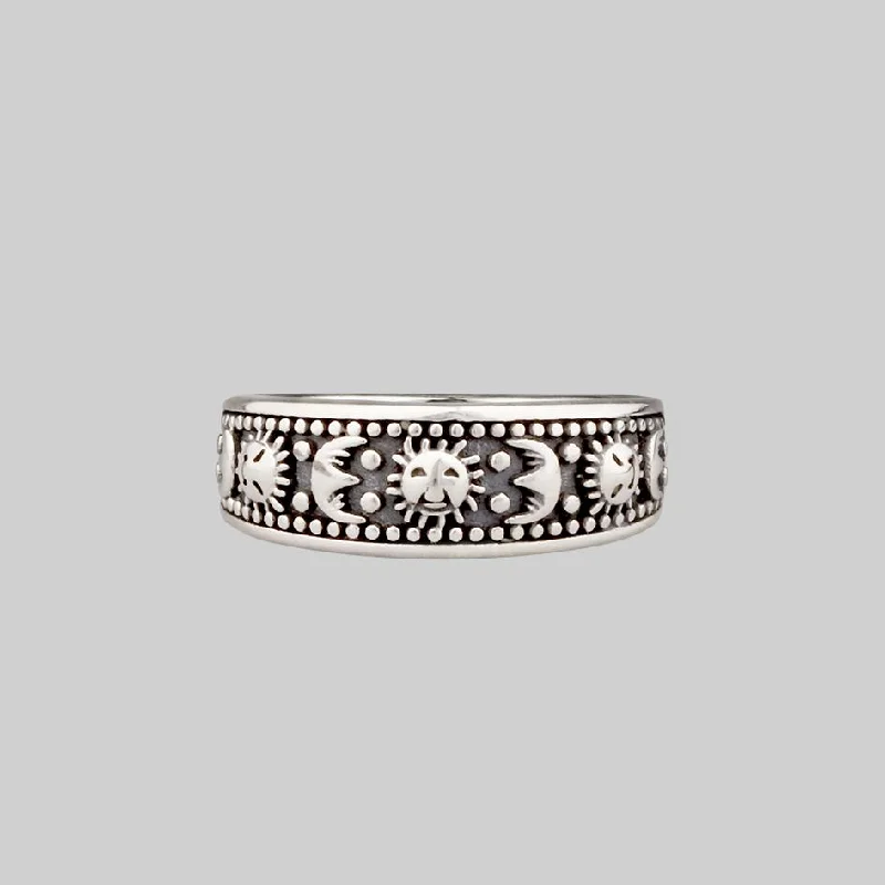 SOLAR MOON. Sun & Moon Band Ring - Silver