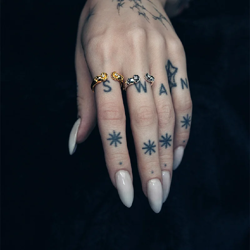 EBONY. Gothic Skull & Clam Shell Ring - Gold