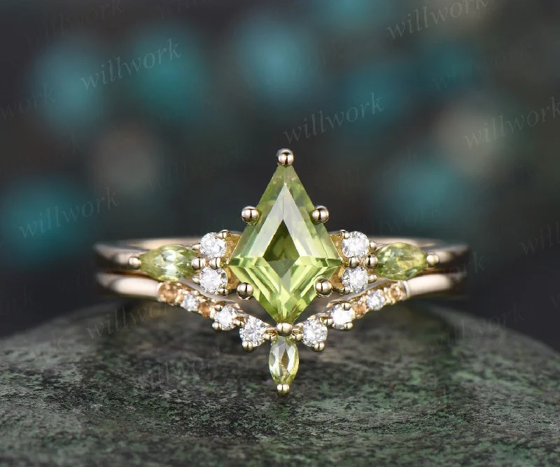 Kite cut peridot ring vintage yellow gold 6 prong unique engagement ring women moissanite citrine ring dainty anniversary ring set gift